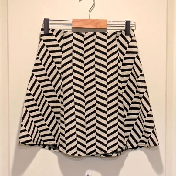 EUC Zara Trafaluc S Stretch Knit Black And Whire Patterned Mini Skirt - Picture 2 of 5